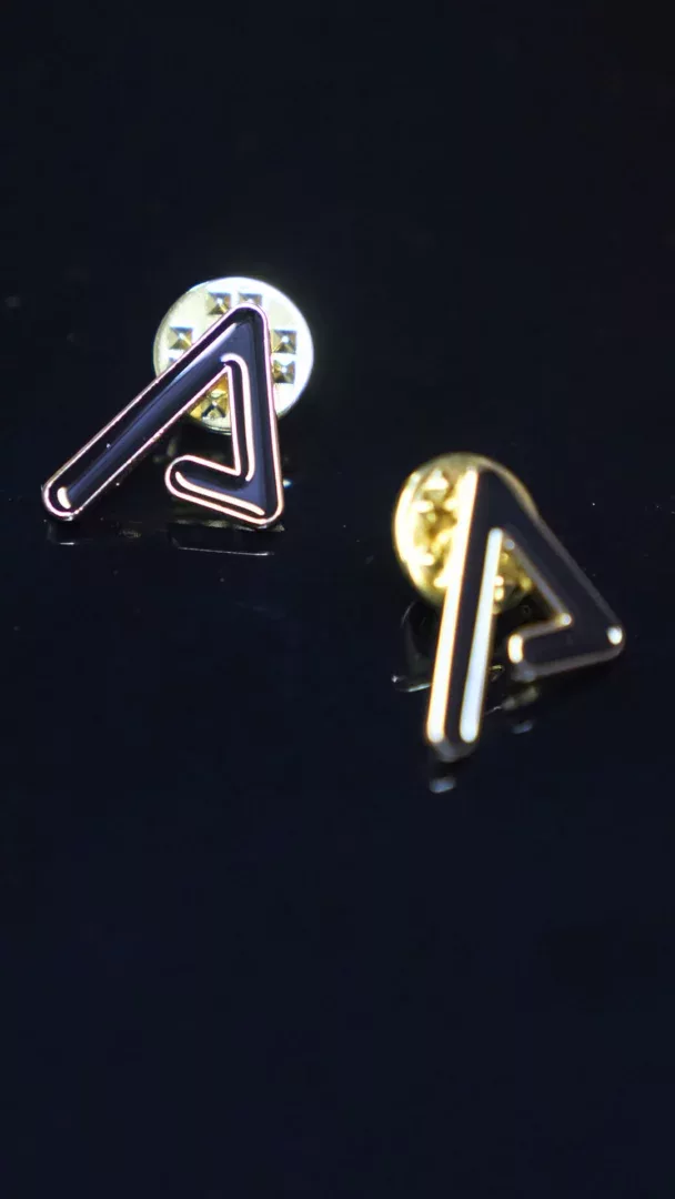 agency-arms-logo-pin-s-mail-noir-dor-0-75-pouce image 2