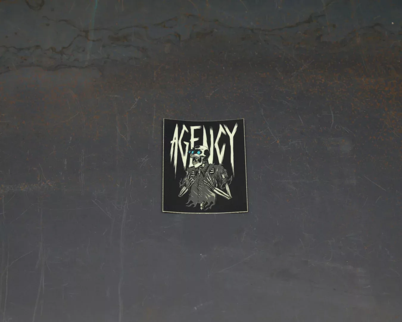 agency-arms-rock-out-sticker-phosphorescent-vinyle-mat-7x9-cm image 1