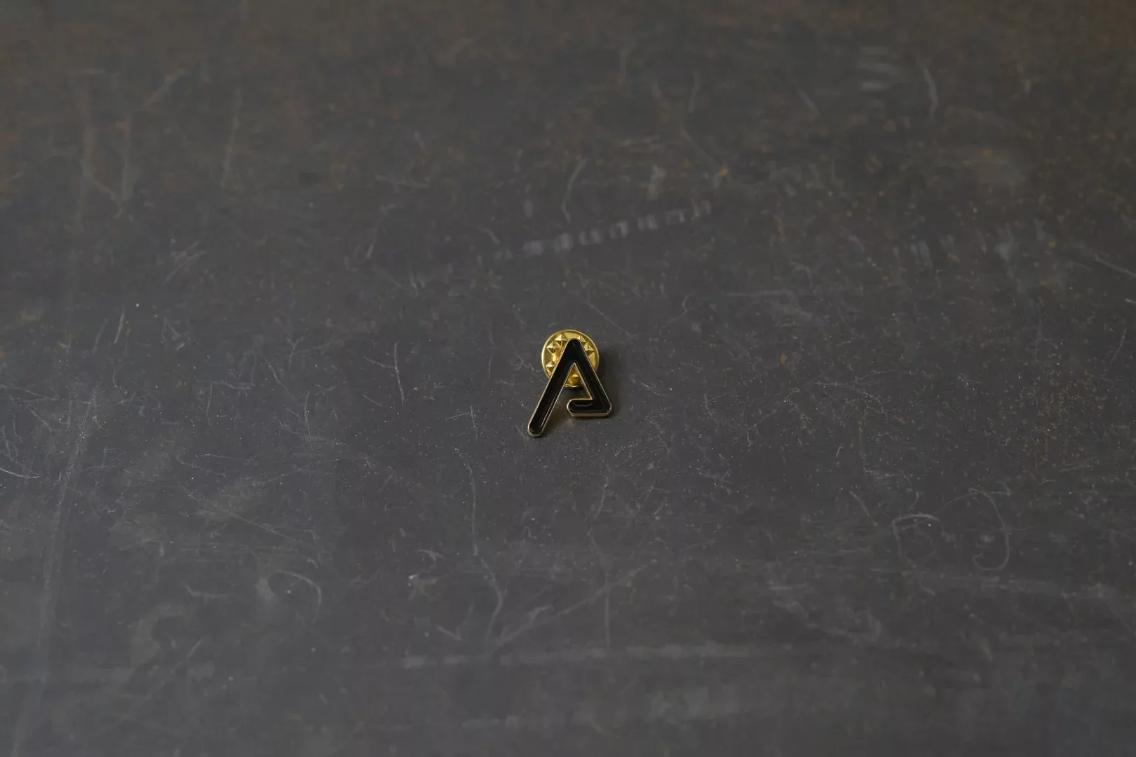 agency-arms-logo-pin-s-mail-noir-dor-0-75-pouce image 1