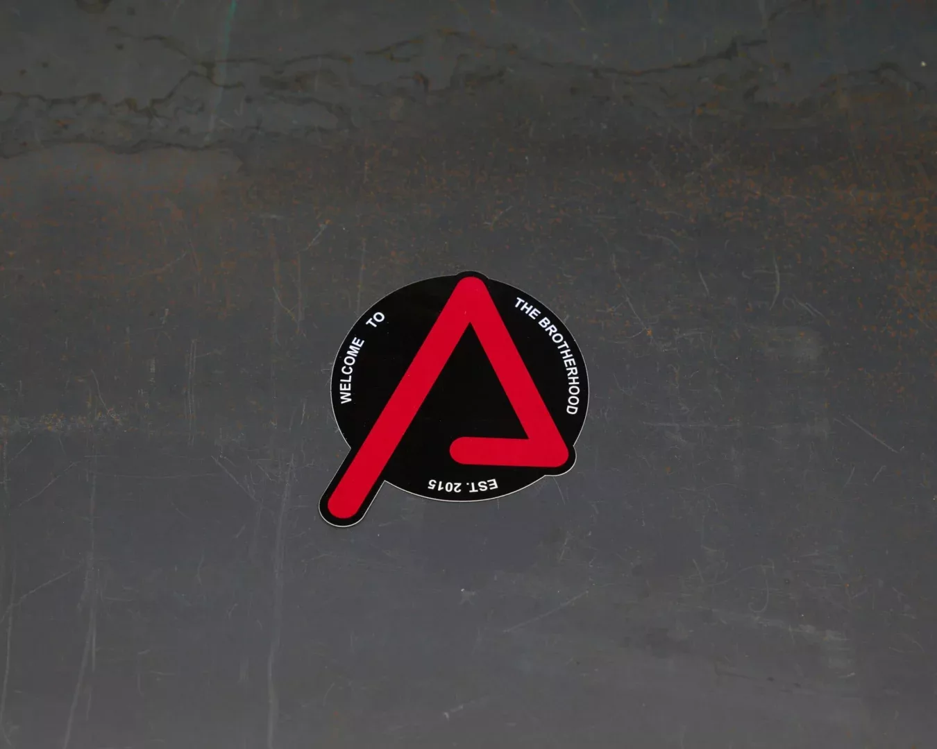 agency-arms-brotherhood-sticker-vinyle-noir-rouge-10-7-cm image 1