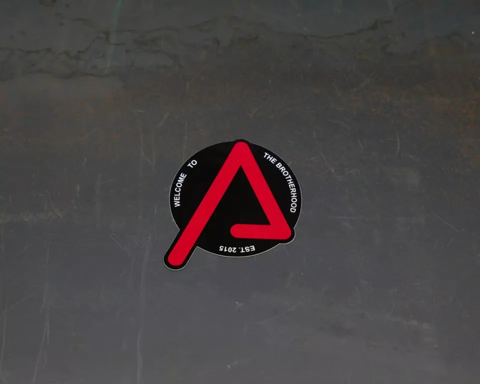 agency-arms-brotherhood-sticker-vinyle-noir-rouge-10-7-cm image 1