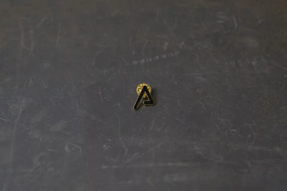 agency-arms-logo-pin-s-mail-noir-dor-0-75-pouce image 1